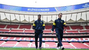 madrid-spainarsenal-manager-mikel-arteta-and-captain-martin-odegaard-in-the-pitch-ahead-of_ozdarc9w.jpeg