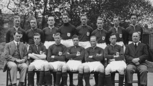 the-arsenal-football-team-that-will-play-cardiff-city-in-the-fa-cup-final-from-the-back-row-and_gj1o.jpeg