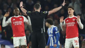 Arsenal-Eberechi-Eze-referee.jpg