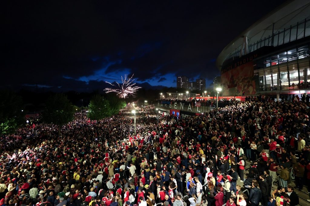 Arsenal-fans-celebrating-title-win2.jpg