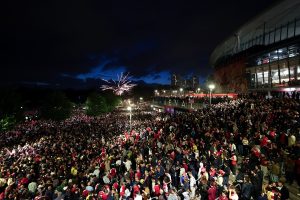 Arsenal-fans-celebrating-title-win2.jpg