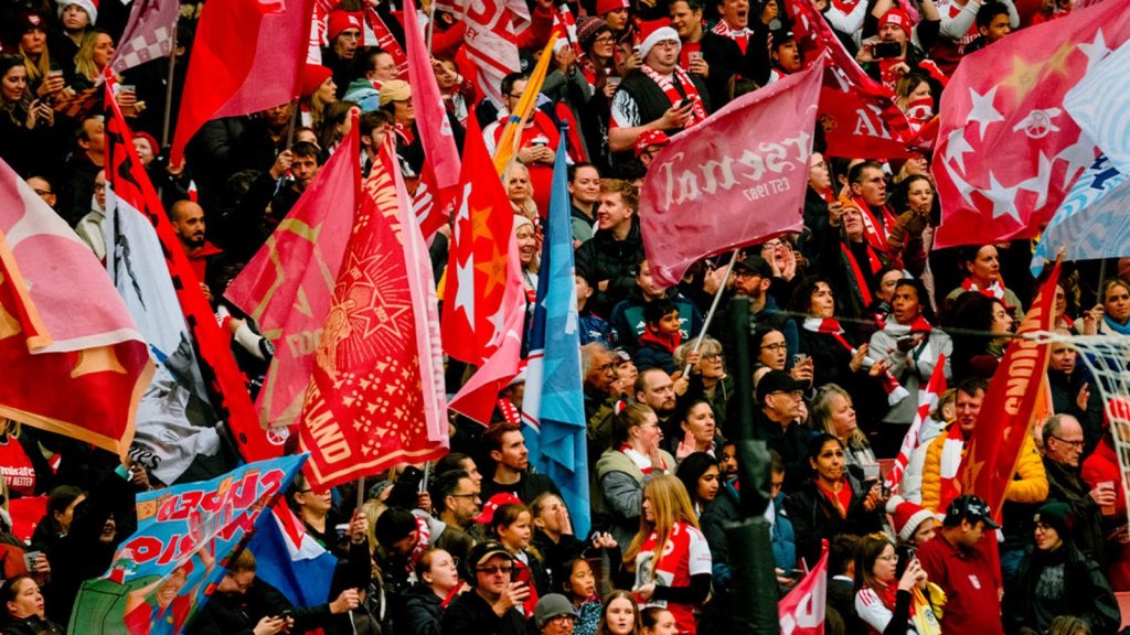 Fans-waving-flags_nvmutmai.jpg