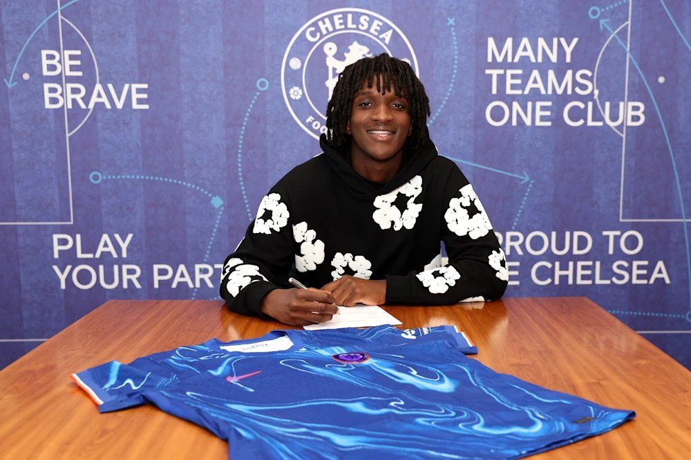 Shim-Mheuka-signs-a-Chelsea-contract.jpg