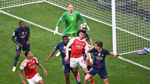 arsenals-german-midfielder-kai-havertz-paris-saint-germains-ecuadorian-defender-willian-pacho_ta053t.jpeg