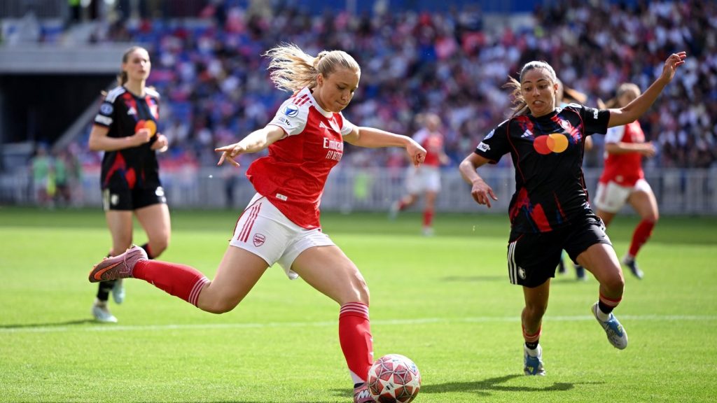 decines-charpieu-france-smilla-holmberg-of-arsenal-crosses-the-ball-while-under-pressure-from_aoykrp.jpeg