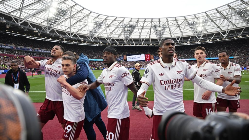 london-england-leandro-trossard-celebrates-scoring-the-arsenal-goal-with-william-saliba_wdnkpaw8.jpe