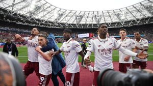 london-england-leandro-trossard-celebrates-scoring-the-arsenal-goal-with-william-saliba_wdnkpaw8.jpe