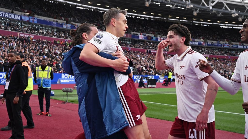 london-england-leandro-trossard-of-arsenal-celebrates-scoring-his-teams-first-goal-with_lwoy8vs6.jpe