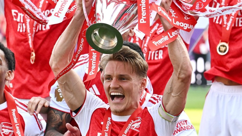 london-england-martin-odegaard-of-arsenal-lifts-the-premier-league-trophy-as-players-of_mptdpl8m.jpe