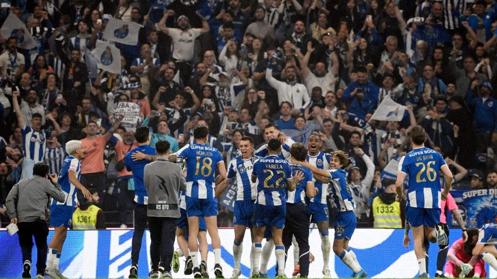 porto-players-celebrate-their-victory-at-the-end-of-the-portuguese-league-football-match_zbx3r6i5.jp_.jpeg