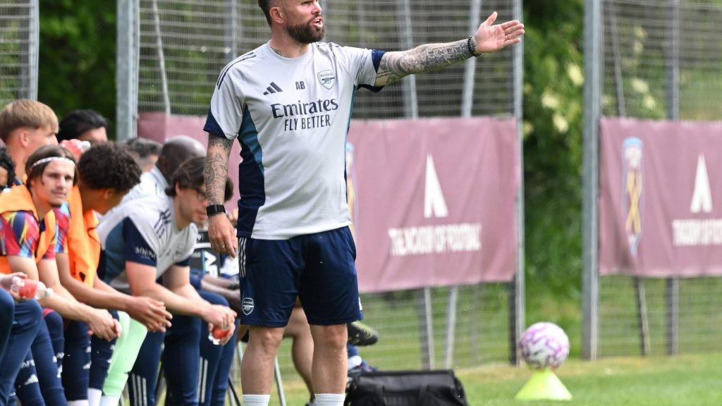 romford-england-arsenal-academy-coach-adam-birchall-during-the-u18-premier-league-match_s6odmz10.jpe