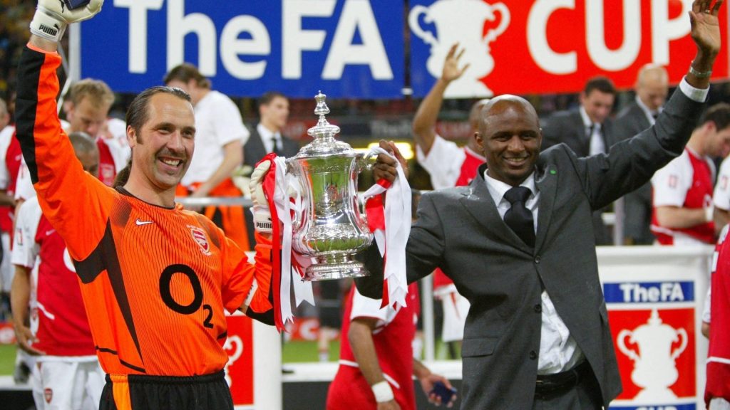 topshot-arsenals-match-captain-and-goalkeeper-david-seaman-lifts-the-fa-cup-trophy-with_mdmmg19w.jpe