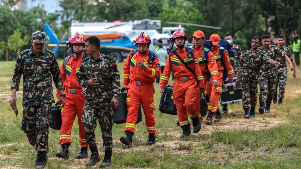 Chinese_rescue_workers_tibet_nepal.jpg