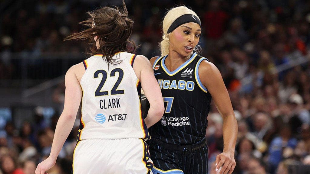 caitlin-clark-dijonai-carrington-collision.jpg