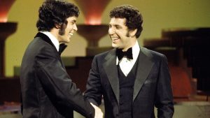 engelbert-humperdinck-tom-jones-shaking-hands.jpg