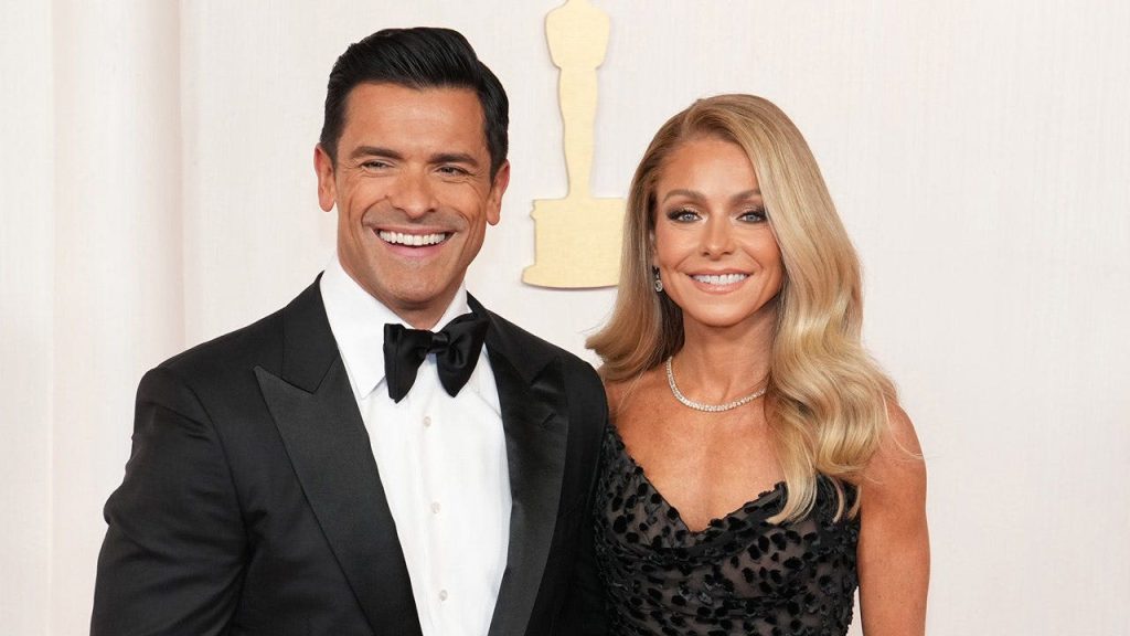mark-consuelos-kelly-ripa-96th-academy-awards.jpg