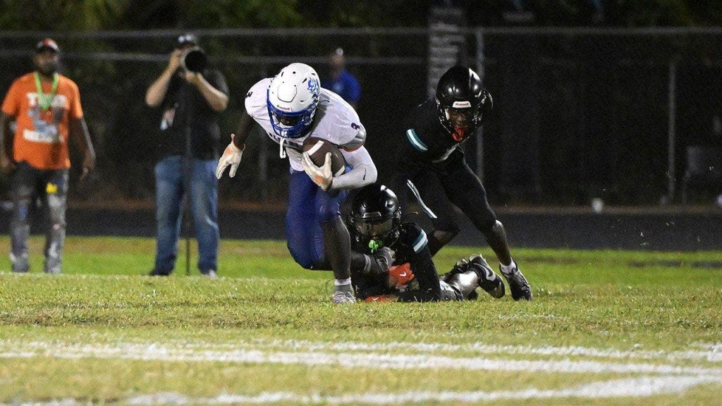 pahokee-corian-davis-breaks-tackle.jpg