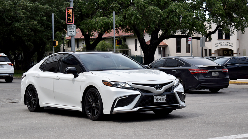 toyota-camry-hybrid-le.png